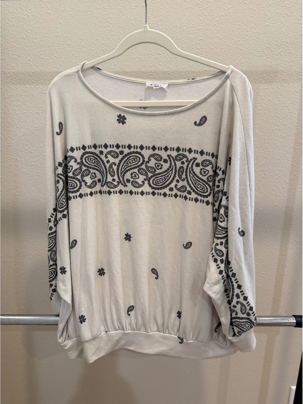 Bucket List Women's Medium White and Black Paisley Print Long Sleeve Top